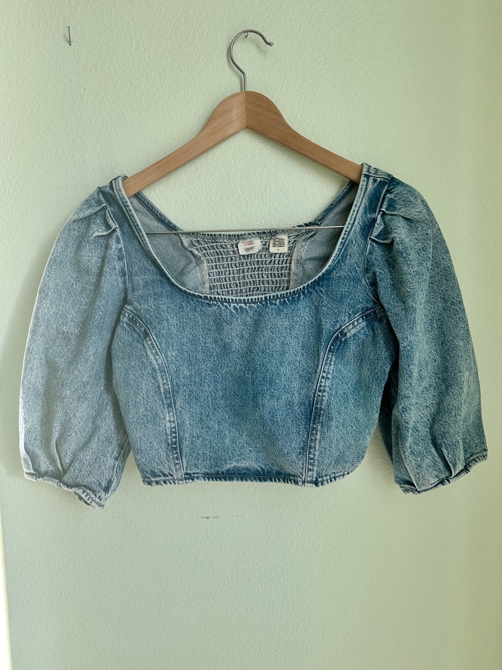 Levi’s Denim Puff Sleeve Cropped Top Smocked Back Size M
